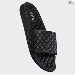 APL🔴 Lusso Quilted Slide black Sandals womens 8
